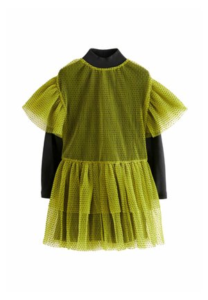Robes en maille verte avec des volants superposés et une sous-veste noire à manches longues. Présente une texture à pois et un col rond.