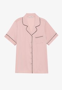 Korte mouwen, lichtroze shirt met zwarte piping, een borstzak en knoopsluiting. Gemaakt van een gladde stof.