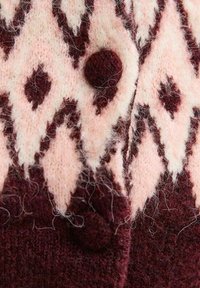 Sweter kardigan z bordowym i pastelowo-różowym wzorem w diamonty, z teksturowanej tkaniny i okrągłym, pasującym guzikiem.