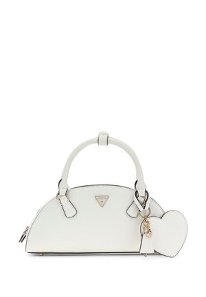 Weiße Handtasche in Halbmondform mit doppelten Griffen, goldfarbenem Logo, Reißverschluss und angehängtem herzförmigem Anhänger.