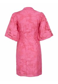 Abito rosa caratterizzato da un tessuto texturizzato, maniche a sbuffo corte e una silhouette dritta con colletto e chiusura zip sul retro.