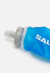 Sininen vesipullon, jossa on joustava muotoilu, silikoonimateriaali ja harmaa kansi, jossa on purupilli helppoa juomista varten.