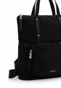 Bolso tote acolchado negro con detalles de cuero, bolsillo frontal con cremallera y asas superiores dobles. Cuenta con correa de hombro ajustable y detalles de metal.
