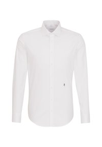 Chemise blanche à manches longues avec col pointu et petite rose noire brodée près du bas à droite sur le devant.