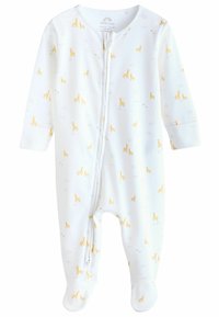 Witte baby-romper met een gele giraffeprint, ronde halslijn, lange mouwen en voetjes; heeft een ritssluiting aan de voorkant en wolkenaccenten.