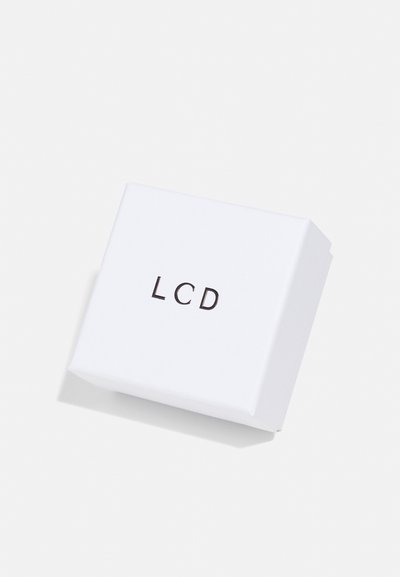 Witte vierkante doos met vlakke deksel, met de letters "LCD" in zwarte druk op de bovenkant. Soepele textuur, minimalistisch ontwerp.