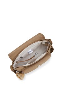 Beige Umhängetasche geöffnet, zeigt das beige Innenfutter, eine Reißverschlusstasche, einen Schlüsselclip und einen angehängten Plüschaffen-Schlüsselanhänger.