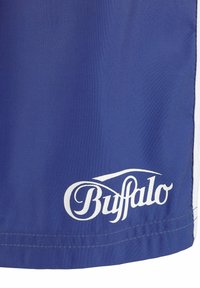 Modré športové šortky s bielym logom "Buffalo" na leme. Vyrobené z hladkej tkaniny, s jednoduchým dizajnom a vyšitými okrajmi.
