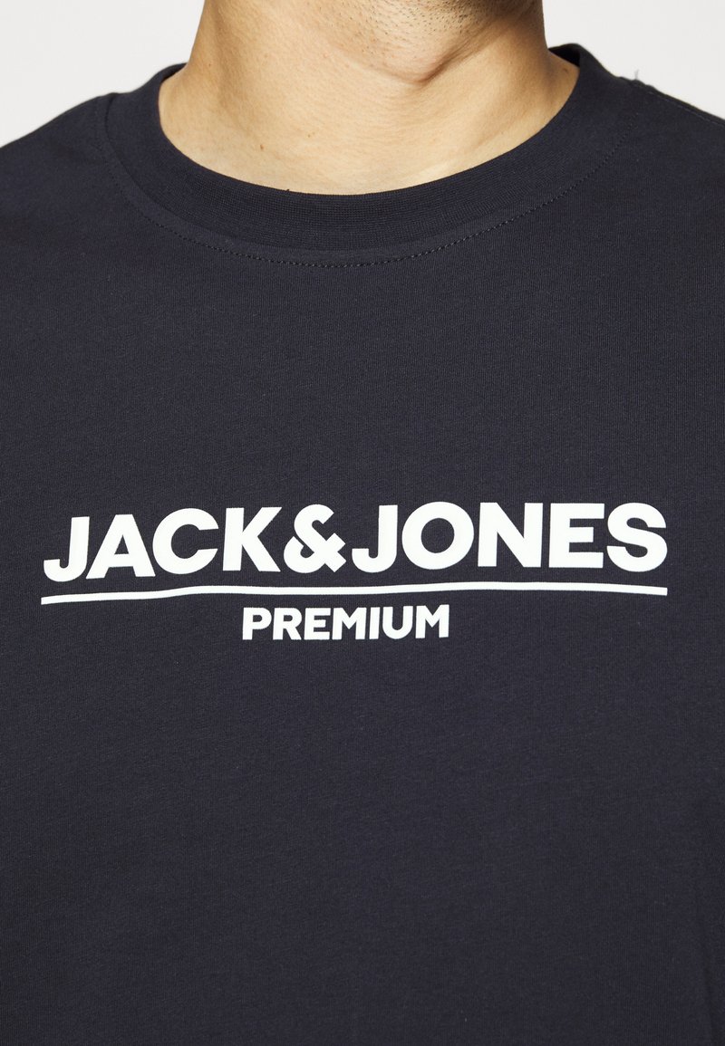 Herren T-Shirts basic | Jack & Jones JPRBLABRANDING TEE CREW NECK T-Shirt print perfect navy/dunkelblau - UR10652 Herren T-Shirts basic | Jack & Jones JPRBLABRANDING TEE CREW NECK T-Shirt print perfect navy/dunkelblau - UR10652