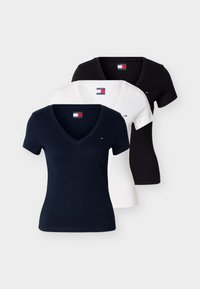 Τρία t-shirts με λαιμόκοψη V σε μαύρο, λευκό και ναυτικό μπλε. Κατασκευασμένα από βαμβάκι με κοντά μανίκια. Κάθε ένα φέρει ένα λογότυπο στο στήθος.