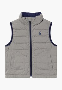 Lichtgrijze gepaddingde mouwloze vest met marineblauwe afwerking, vooraan een rits, twee zakken en een klein geborduurd logo op de borst.