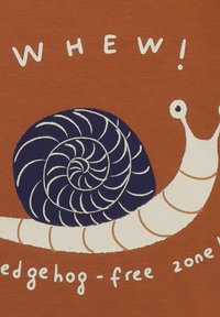 Illustration einer weißen Schnecke mit einem dunklen, spiralförmigen Gehäuse auf einem orangefarbenen Hintergrund. Der Text lautet "Puh! Igel-freie Zone!" in Weiß.