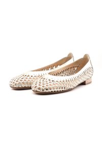 Scarpe flat intrecciate in off-white, con un design aperto, punta rotonda e un piccolo tacco impilato. Rivestimento interno in pelle morbida.