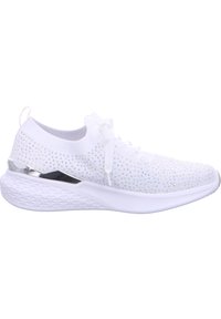 Sneaker bianco con tomaia in maglia decorata con strass, caratterizzato da un accento riflettente e una suola bianca testurizzata. Lacci e un occhiello sul retro.