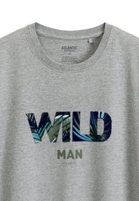 Szara koszulka z krótkim rękawem z napisem „WILD” w kolorowym wzorze palmowym oraz „MAN” w zielonym, wykonana z miękkiej bawełny, z okrągłym dekoltem.