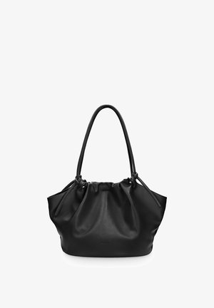 Czarna skórzana torba typu tote z marszczonym górnym brzegiem i dwoma długimi paskami na ramię, przedstawiona na białym tle.