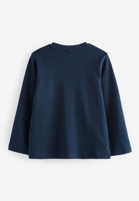 Langærmet T-shirt i mørk marineblå bomuld, rund halsudskæring, blød tekstur, slidser i siderne ved kanten, minimalistisk design, ingen mønstre eller pynt.