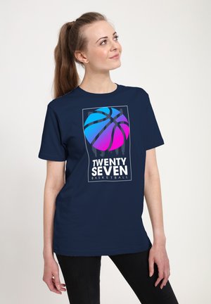 Marineblauwe t-shirt met een grafisch ontwerp van een basketbal in verloopkleuren van blauw en roze, met de tekst "TWENTY SEVEN BASKETBALL."