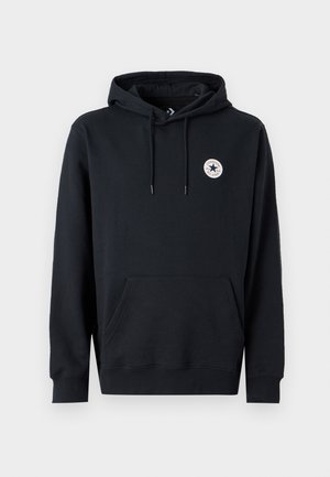 Sudadera con capucha negra de algodón con bolsillo canguro, cordones ajustables y un parche con logotipo redondo en el lado izquierdo del pecho.