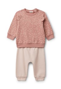 Dwuczęściowy zestaw dla niemowląt składający się z różowej bluzy w kropki z małymi uszkami na ramionach oraz jednolitych jasnoróżowych spodni z mankietami.