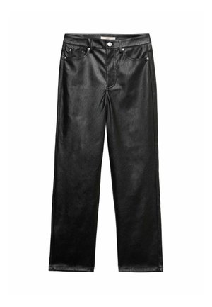 Pantalones de imitación cuero negros con un diseño de corte recto, que cuentan con cremallera en la bragueta, cierre de botón y detalles en metal plateado.