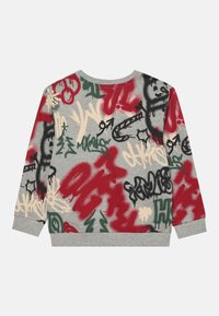 Szara bluza z okrągłym dekoltem, zdobiona odważnymi wzorami graffiti w kolorach czerwonym, zielonym, czarnym i kremowym. Posiada długie rękawy oraz teksturowane wykończenie.