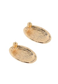 Kooritud kuldse tooni ovaalsed stud-kõrvarõngad tekstureeritud pinnaga ja postikinnitus, valgel taustal.