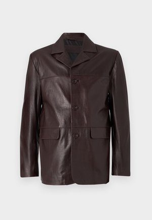 Hnedá kožená bunda s golierom, predným zapínaním na gombíky, dvomi spodnými vreckami a hladkým, lesklým povrchom.