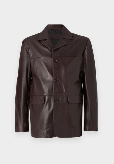 Rjavo usnjeno jakno s ovratnikom, sprednjim gumbom za zapiranje, dvema spodnjima žepoma in gladko, sijočo teksturo.