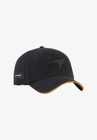 Gorra de béisbol negra de McLaren Racing con visera curva que presenta un borde naranja y el logo bordado de McLaren en negro en el frente.