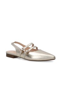 Puntige slingback schoen van metallic gouden leer. Kenmerkt twee kruiselings gespen met ronde hardware. Lage, platte hak en minimalistisch ontwerp.