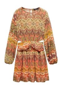 Vestido de manga larga con estampado paisley en tonos de rosa, amarillo y marrón. Presenta una cintura fruncida y una falda en línea A. Textura de tela suave.
