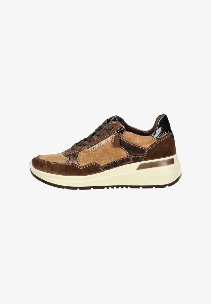 Sneaker in suede e pelle marrone con un design bicolore, dettagli testurizzati, chiusura con lacci e suola chunky color crema.