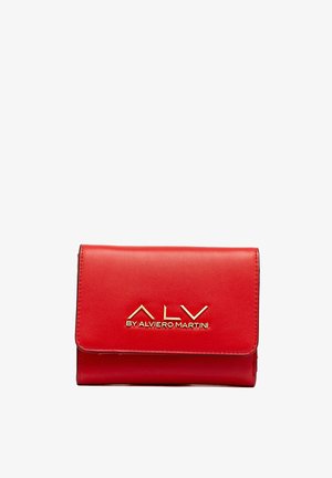 Portafoglio in pelle rossa con logo dorato "ALV BY ALVIERO MARTINI," caratterizzato da un design pieghevole e una texture liscia. Forma compatta e strutturata.