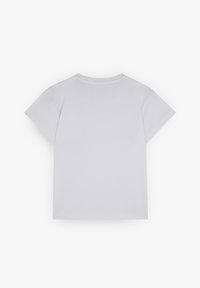 T-shirt bianco in cotone con scollo rotondo, maniche corte e vestibilità rilassata. Texture liscia, senza motivi o decorazioni visibili.