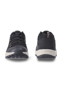 Mustat vaelluskengät, joissa on teksturoitu verkko ja synteettinen yläosa, valkoisella välipohjalla, järeällä pohjalla ja koristeellisilla nauhoilla.