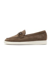 Mocassini in suede marrone con punta affusolata e una fascia decorativa con una fibbia argentata. Suola in gomma bianca, dettagli di cucitura minimi.