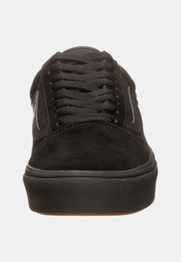 Czarne zamszowe sneakersy z okrągłym noskiem, płaską czarną gumową podeszwą i czarnymi sznurowadłami. Posiadają subtelną boczną grafikę i strukturalne panele dla lepszej przyczepności.
