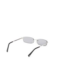 Metalliset aurinkolasit, joissa on harmaat linssit, siro suorakulmainen muoto, hopeinen kehys ja mustat templeet, joissa on tähden korostus.