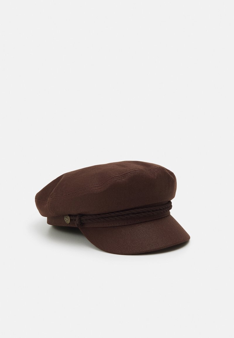 Casquette de pêcheur en tissu marron avec une bande tressée et un petit bouton doré sur un fond uni.
