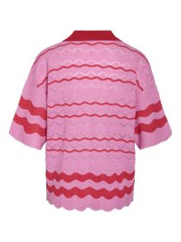 Ροζ πλεκτό τοπ με κοντά μανίκια, με κόκκινες κυματιστές οριζόντιες ρίγες και κόκκινο ριμπ κολάρο, που παρουσιάζει διακοσμητικά υφασμένα κυματιστά σχέδια.