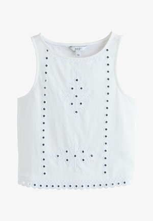 Bílý bezrukávový top s květinovou výšivkou, průstřihy vpředu a vroubkovaným lemem, kulatým výstřihem, vyrobený z lehké látky.
