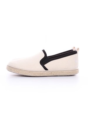 Scarpa slip-on in tela beige con dettagli neri, caratterizzata da una suola in juta intrecciata e pannelli elastici su entrambi i lati per una facile calzata.