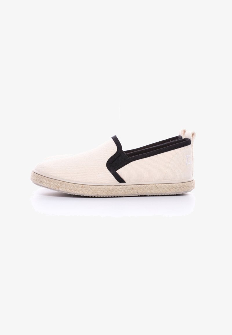Scarpa slip-on in tela beige con dettagli neri, caratterizzata da una suola in juta intrecciata e pannelli elastici su entrambi i lati per una facile calzata.