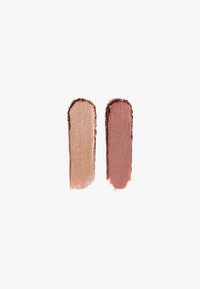 Due tonalità di cosmetico: un beige chiaro e luccicante a sinistra e un rosa opaco a destra, entrambi con texture lisce e cremose.