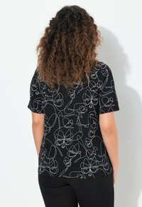 Ulla Popken SHORT SLEEVE TEE - Camiseta estampada - black