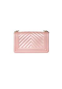 Roze gewatteerde clutch met een geometrisch patroon, met textuurdiagonale strepen en een gouden rits. Gladde synthetische materiaal.