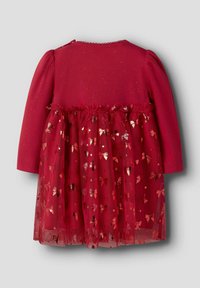 Rød kjole med lange ærmer, ribbet overdel og en lagdelt tylskørt med gyldne metalliske sommerfuglmønstre og prikker.