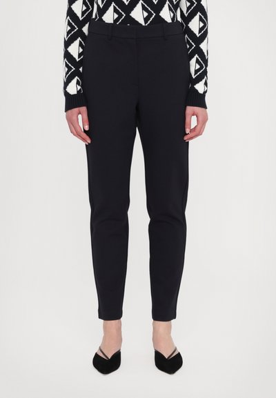 Sorte skræddersyede bukser med slim fit, der har en glat tekstur, bæltestropper og ankellængde, parret med sorte spidse flade sko.