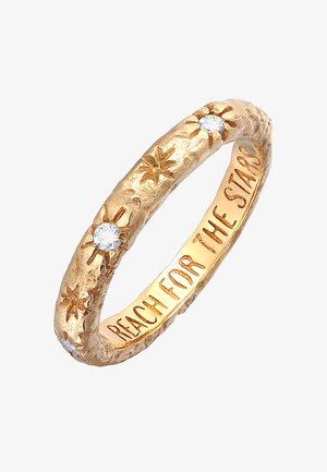 Goldfarbener Ring mit strukturierten Oberflächen, verziert mit gravierten Sternmustern und zwei kleinen klaren Edelsteinen. Innenseite des Rings mit einer Inschrift.